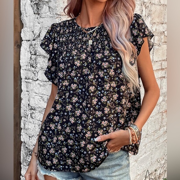 Floral print ruffle trim short sleeve black top - Picture 1 of 6